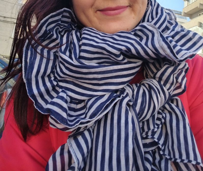 Eșarfă bleumarin cu alb, superbă