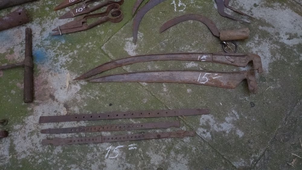 Продавам стари метални предмети , сечива
