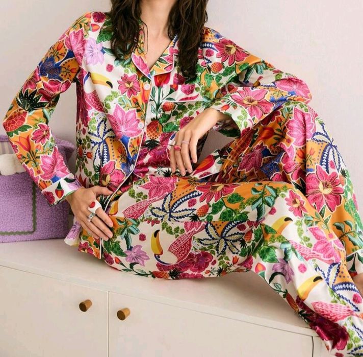 Ново! Дамска сатенена пижама от две части.