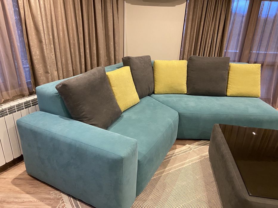 Ъглов  Диван с възглавници