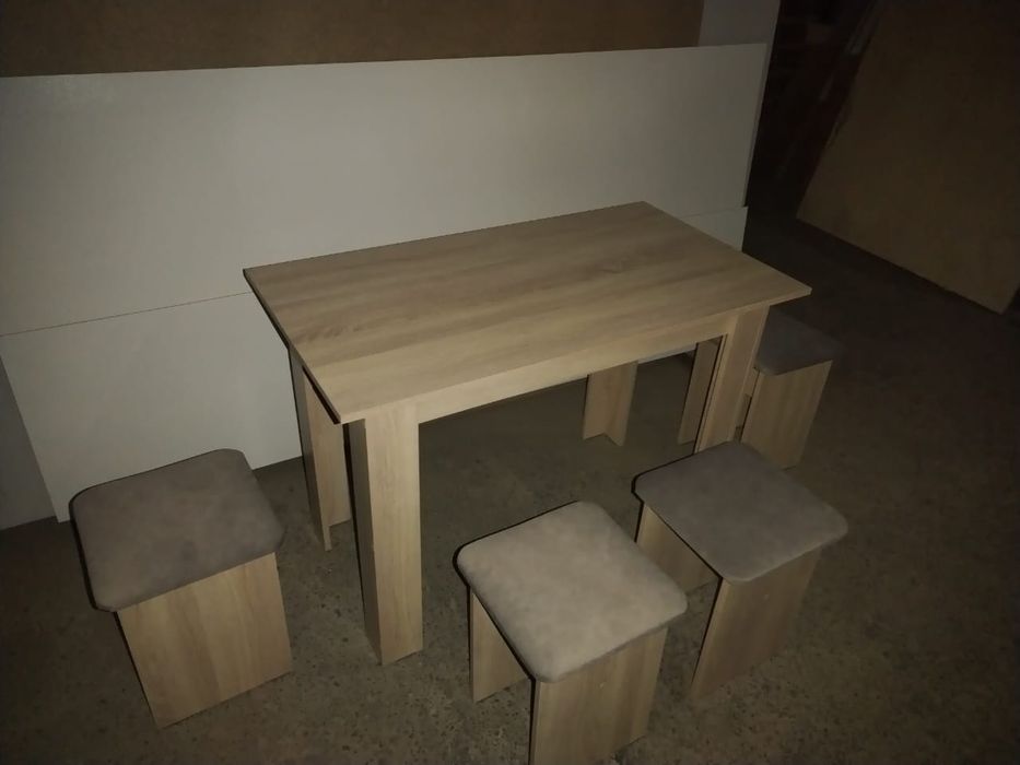 Стол и табуретки
