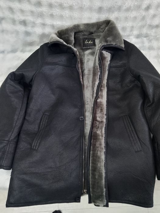 Дублёнка, тёплая и удобная.