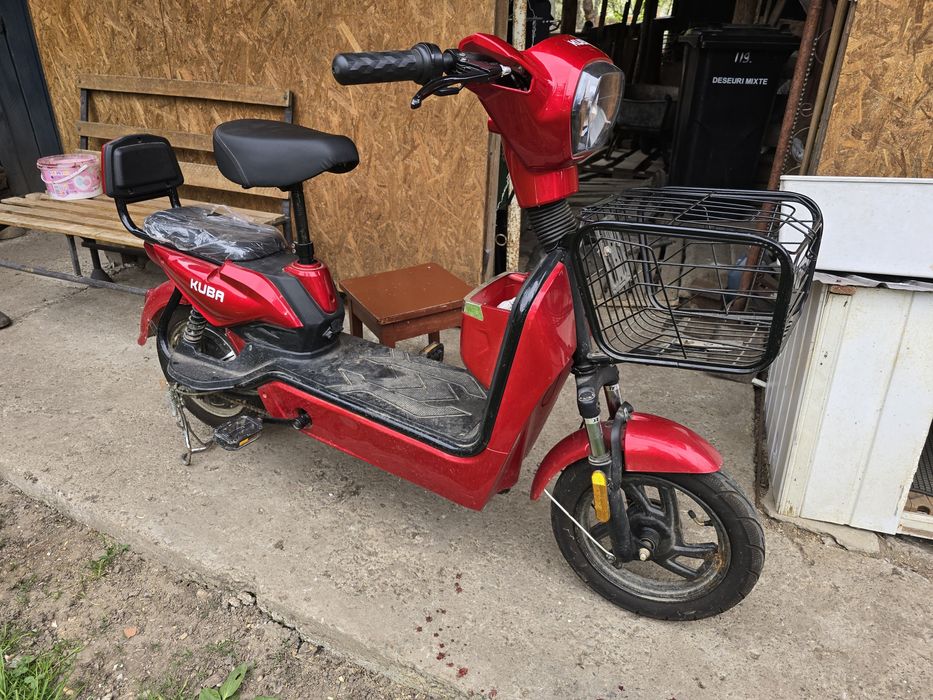 Scuter electric  cu pedale