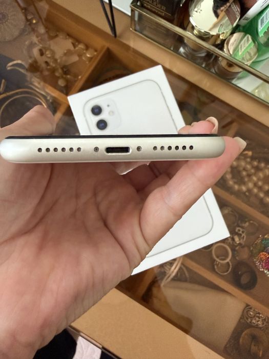 Продаю IPhone 11