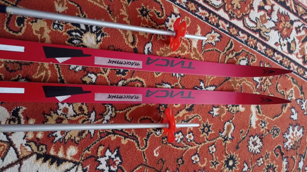 Лыжи с креплениями и палками.