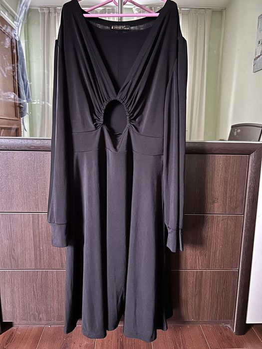 Черна рокля с ефектно деколте