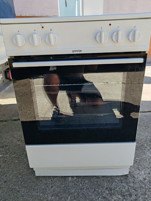 Като нова свободно стояща печка с керамичен плот Gorenje   с две години Гаранция!