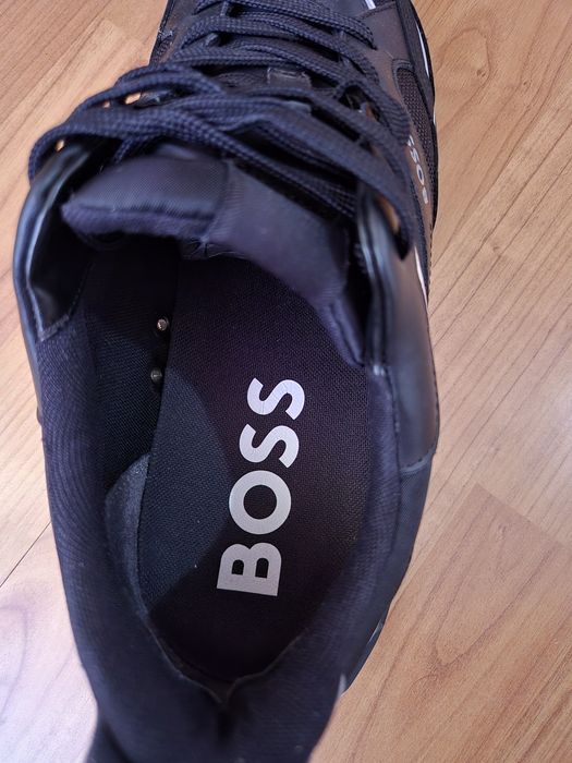 Vând adidași Boss