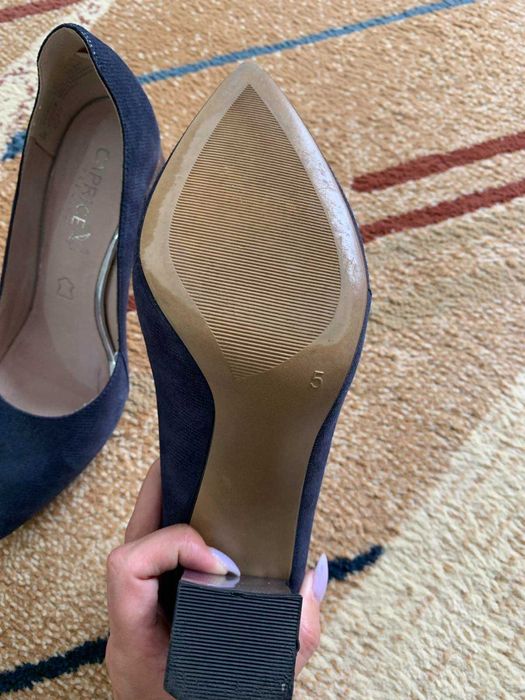 Елегантни обувки с ток CAPRICE от ЕСТЕСТВЕН велур