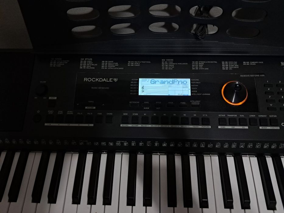 Продам синтезатор