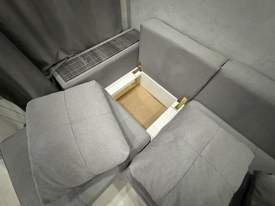 Большой диван,Серого цвета