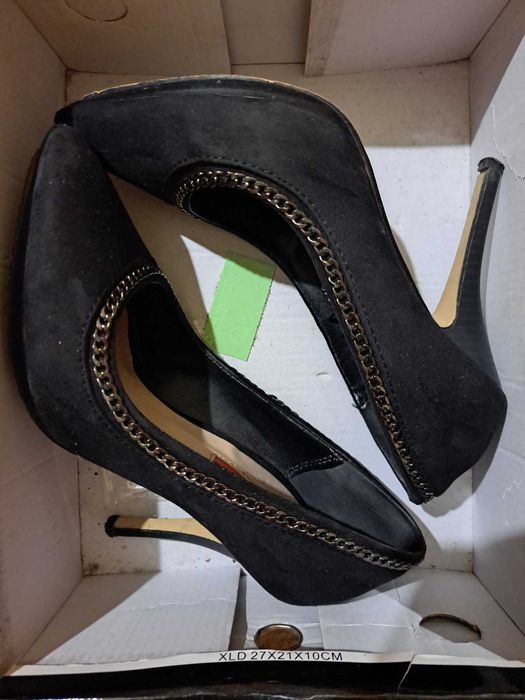 Дамски обувки на ток в черно