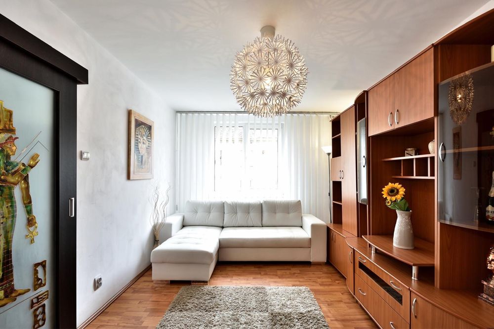 Ofer spre inchiriere apartament cu 2 camere, mobilat si utilat, aproape de Scoala nr.2