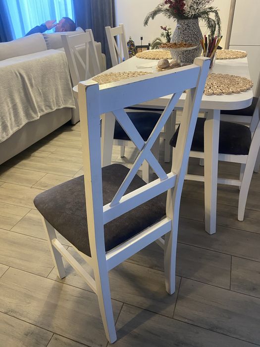 Vand 6 scaune albe de masa