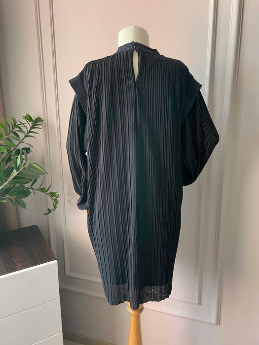 Zara черна къса рокля с плисета, L размер