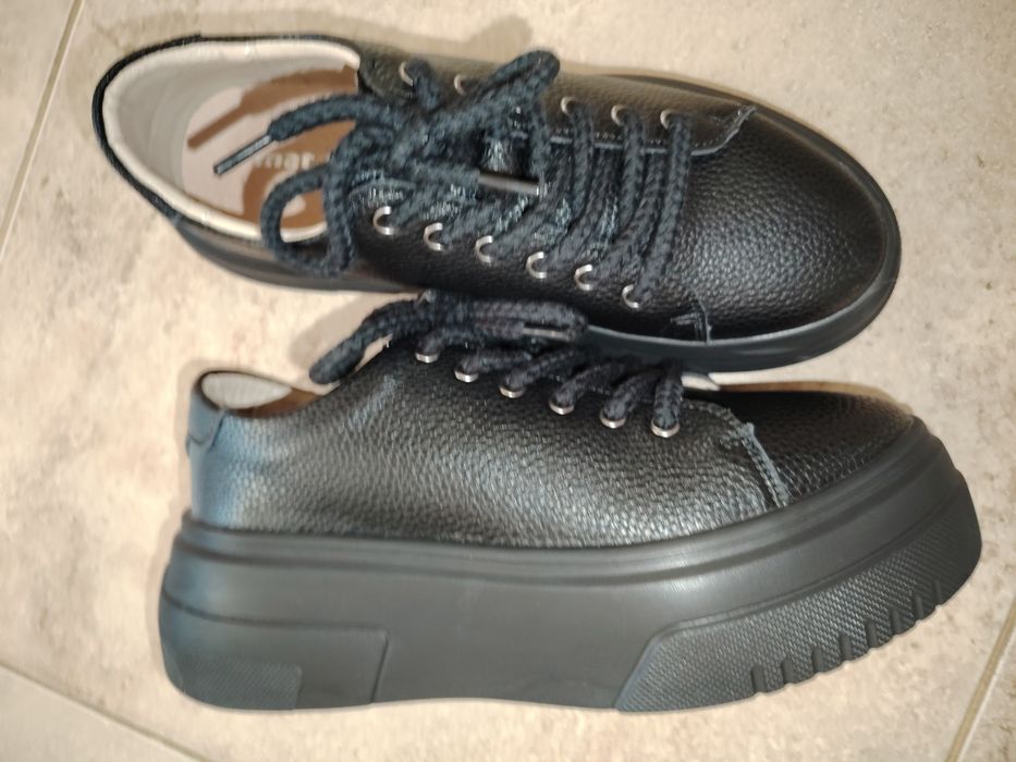 Сникърси . Естествена кожа!