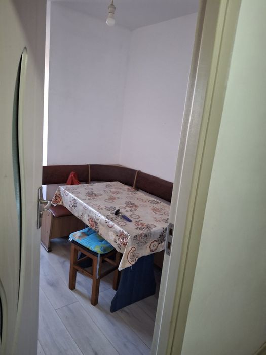 Închiriez apartament 3 camere