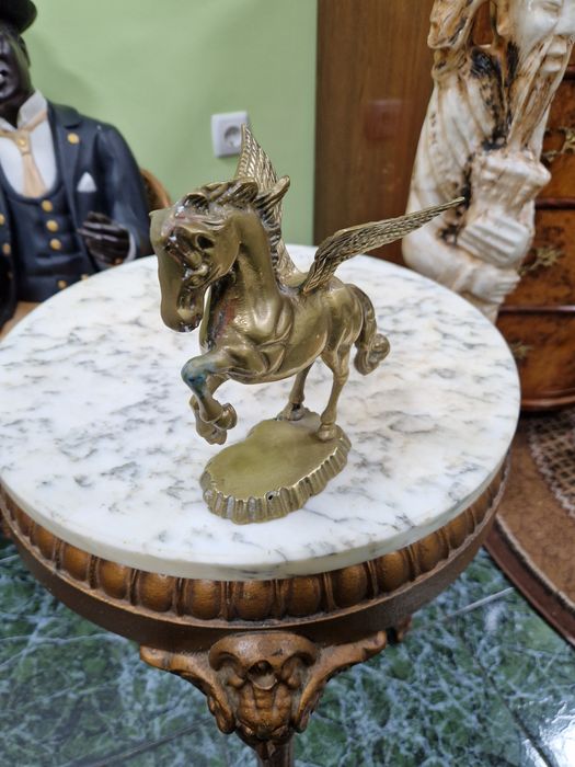 Фигура Англия бронзова статуетка погасяване кон