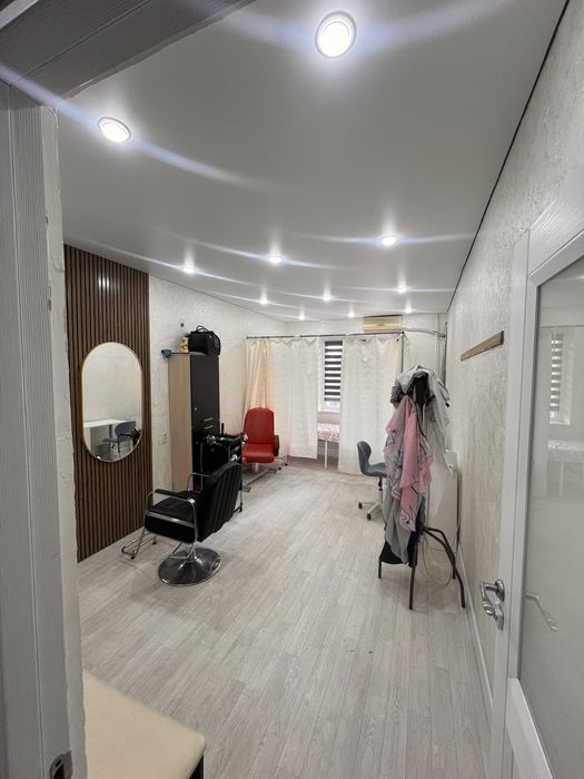 Парикмахерская вдоль дороги