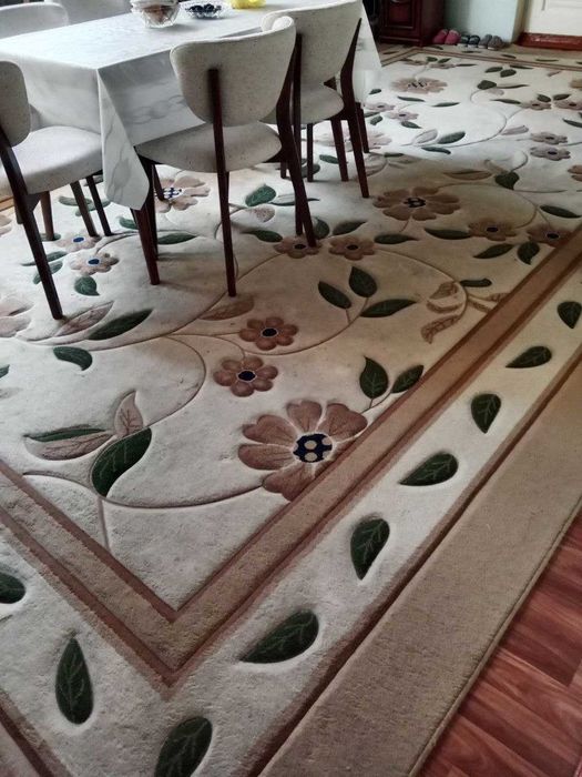 диван качественный, ковер