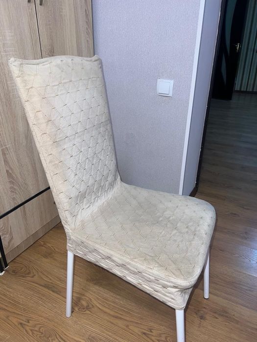 Продам стулья с чехлами.
