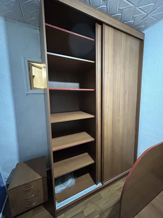 Большой шкаф, кровать, трюмо