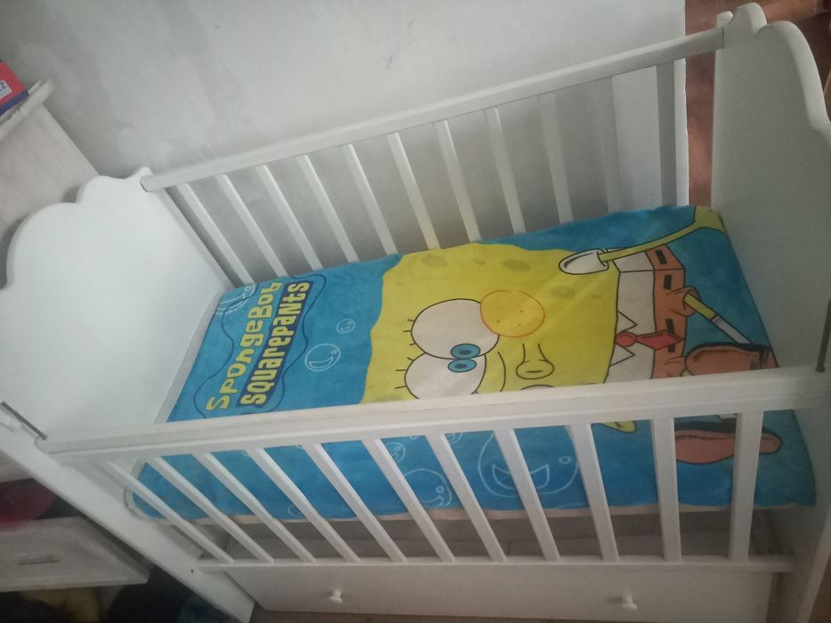 Продам кроватку с маятником
