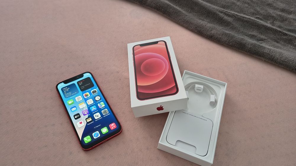 iPhone 12 mini перфектно техническо и визуално състояние с една минимална забележка която се вижда на снимките