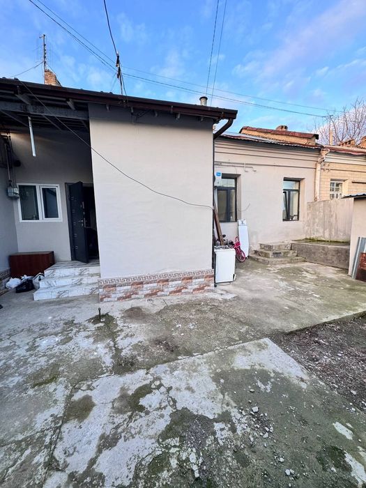 1,3 сотих,  фасад 11 метр,  2 хонали ховли сотилади