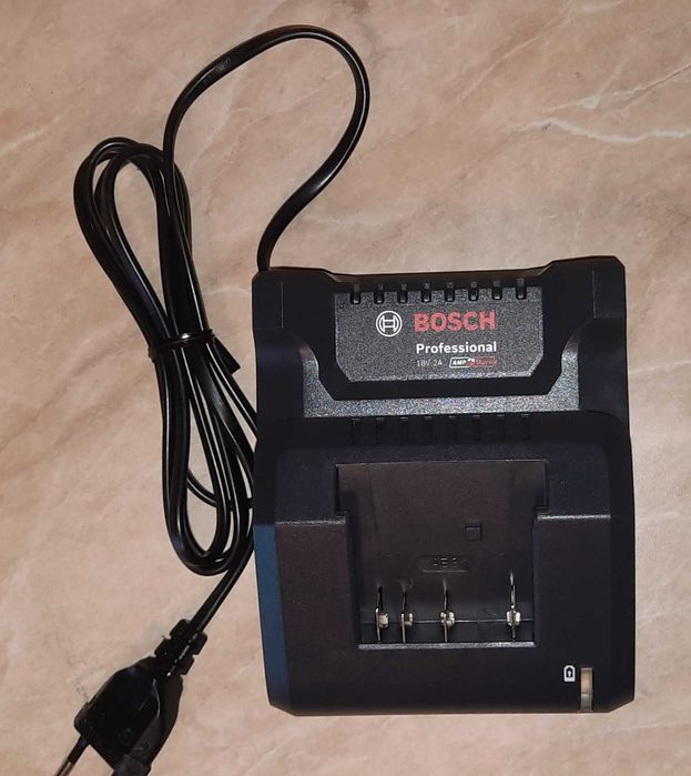 Комплект ново зарядно Bocsh GAL18V-20 и 3бр. батерии Bosch GBA18V-20 Li-Ion 2.0 Ah - 2 нови и една употребявана