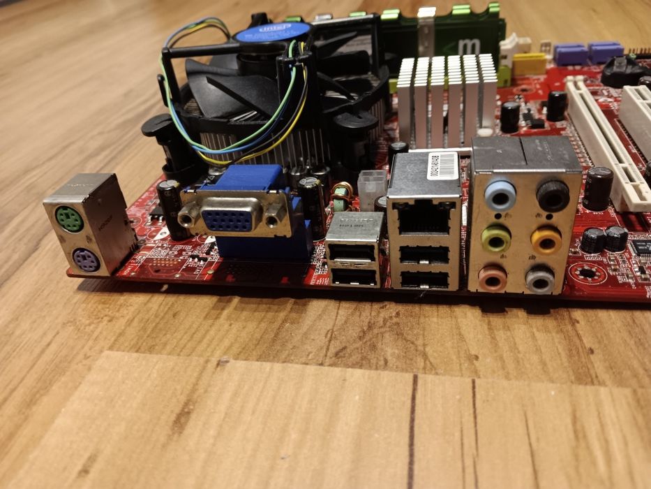 Kit Core 2 Quad Q8200  cu Placa de Baza si 4GB RAM