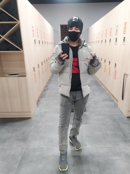 Шу расмдаги куртка сотилади:наpхи 800.000