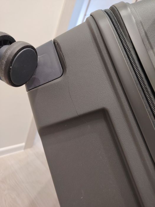 Продам новый чемодан