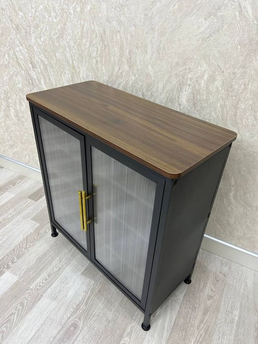 шкаф для обуви с рифлеными стеклянными дверцами и золотистыми ручками.