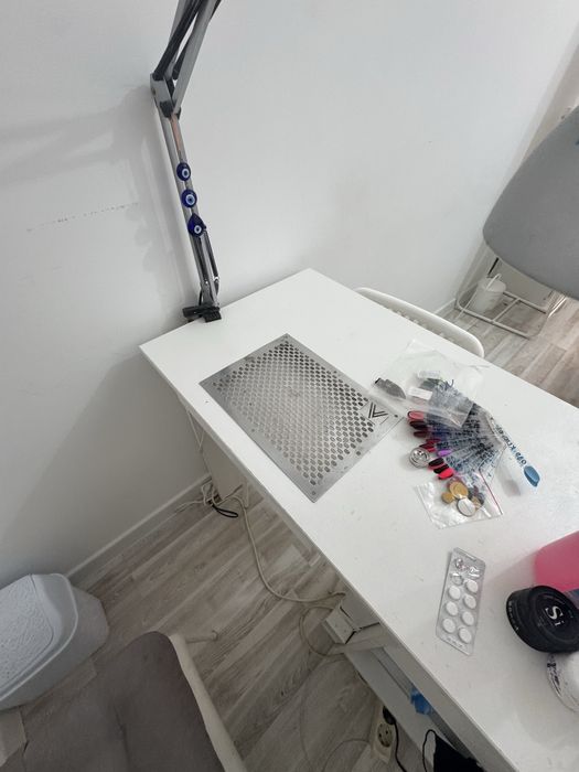 Маникюрный стол с вытяжкой