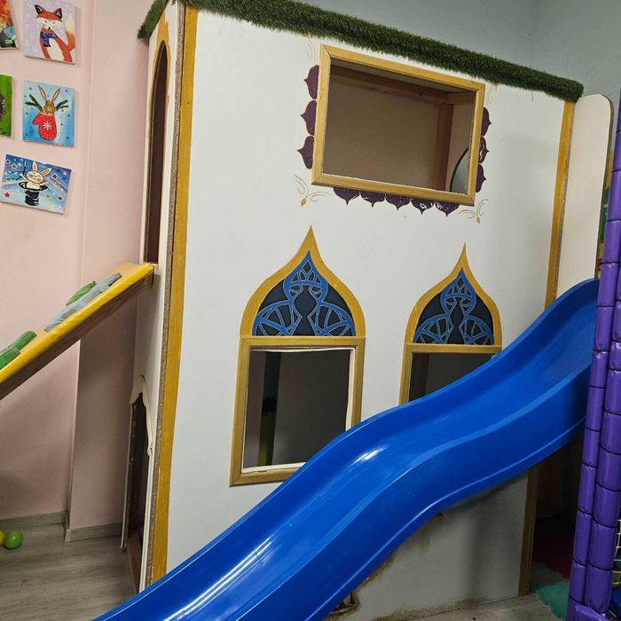 Дървена детска къща с пързалка