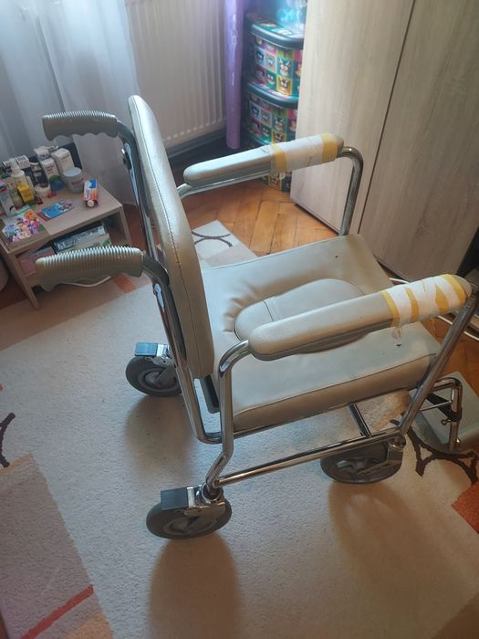 Cărucior dizabilități cu tavă necesitati detașabilă