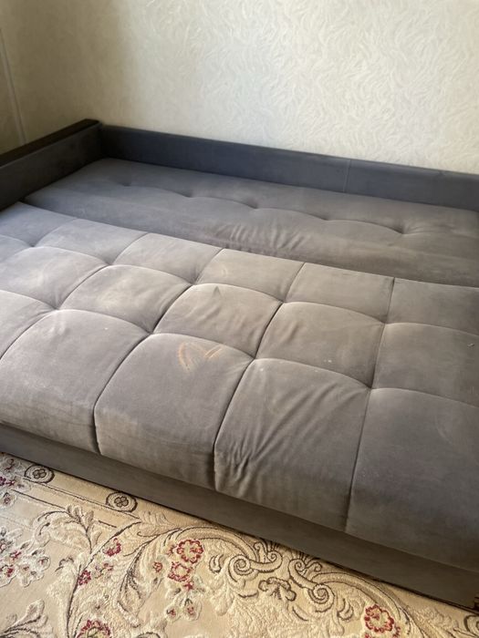 Отдам бесплатно старый диван