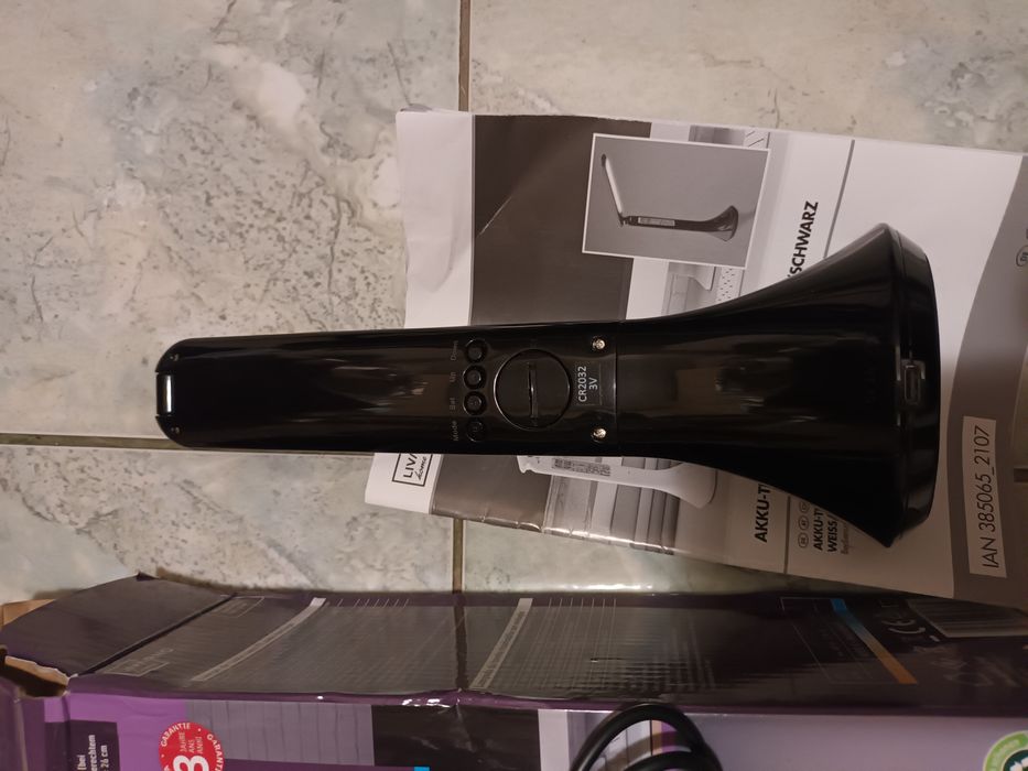 Офис лампа нова с кабел към компютър