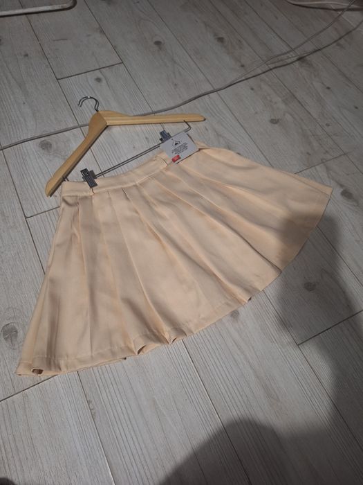 Бежова нова плисирана пола