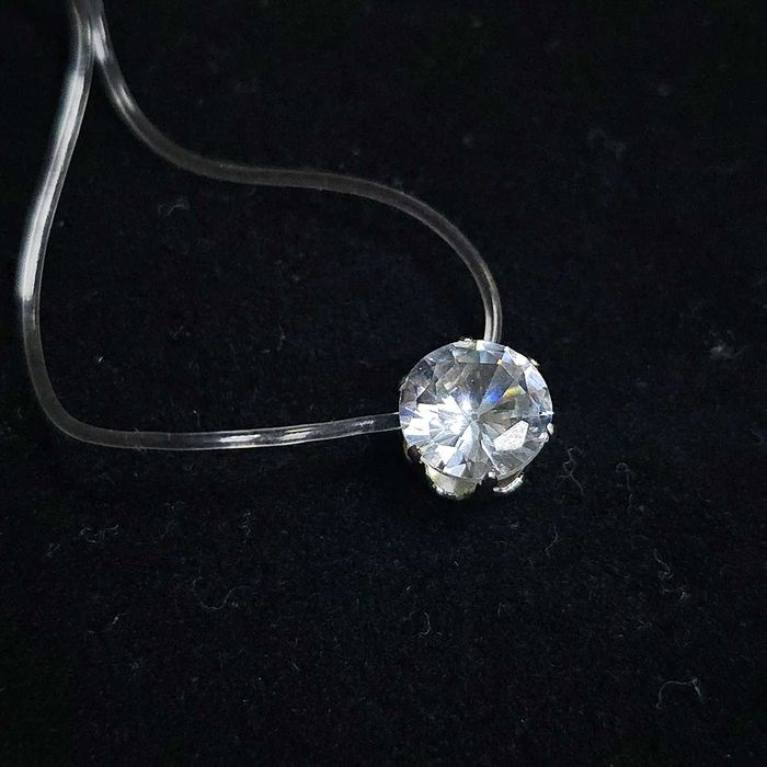 Нежно колие на безцветна корда с камък цирконий нови модели