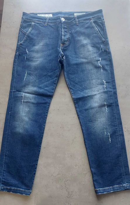 Blugi noi fără etichetă