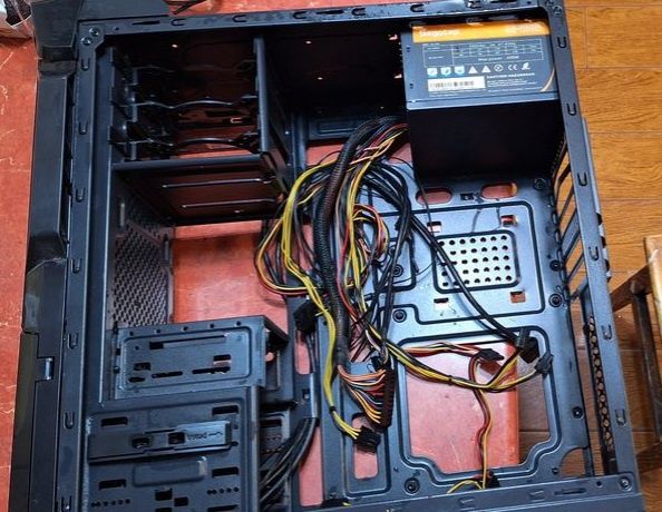Sursa Segotep cu carcasa Thermaltake