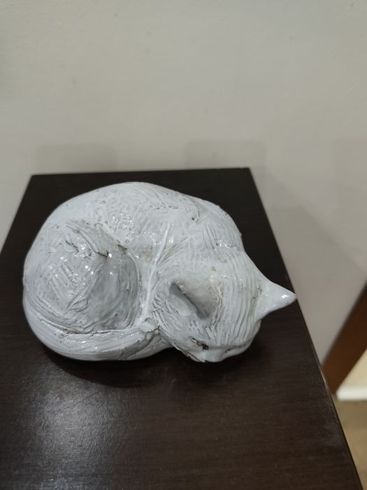 Керамична фигурка – спящо коте, ръчно изработена