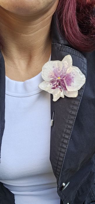 Брошка игла с естествен цвят на орхидея, запечатани в епоксидна смола