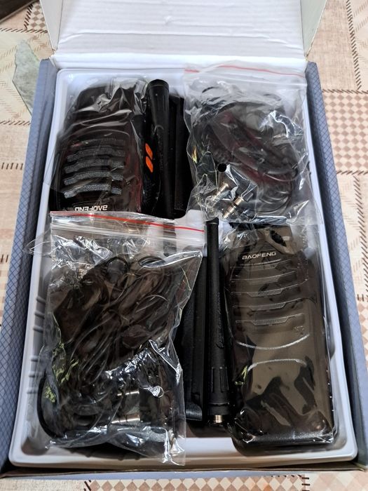 Радийна станция от 8 части ( уоки токи)