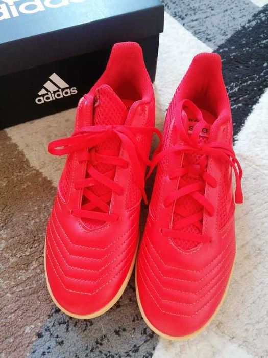Adidas нови тренировъчни обувки за зала или навън.