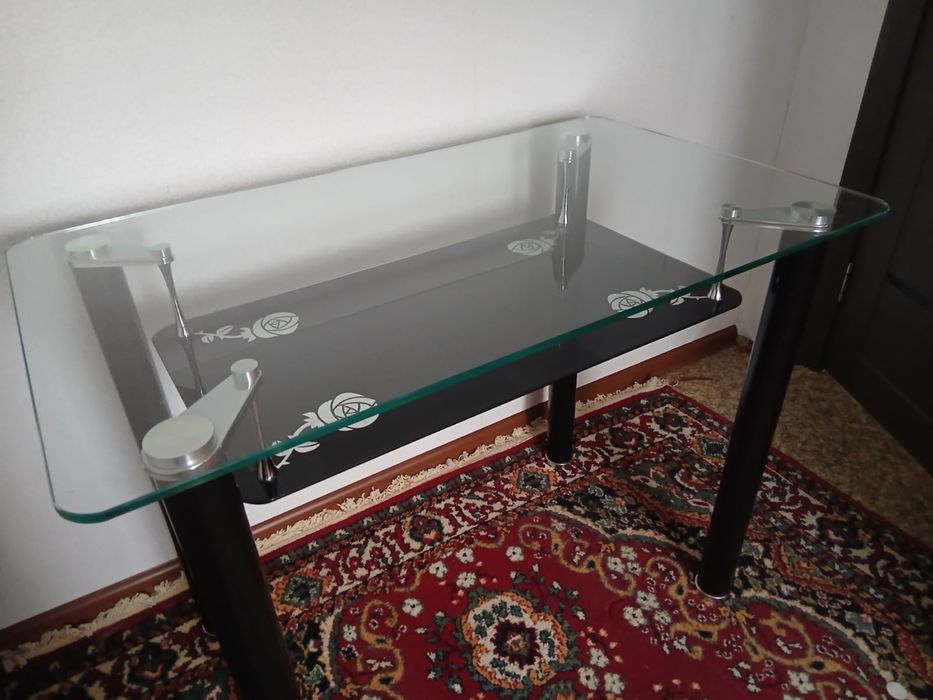 Продам столик стеклянный