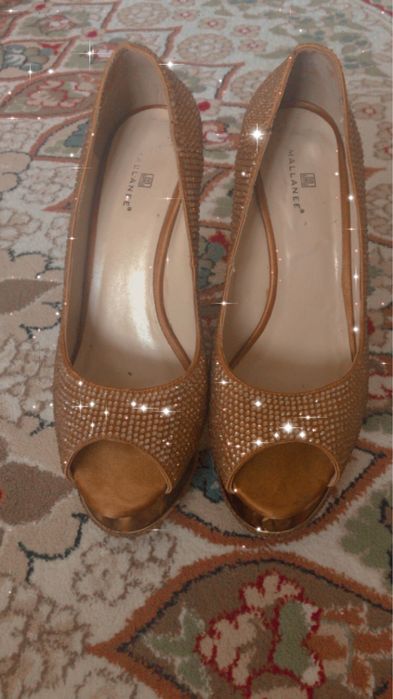 Туфли с золотистыми стразами