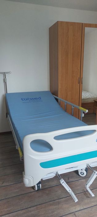 Vând pat medical cu saltea și suport perfuzii